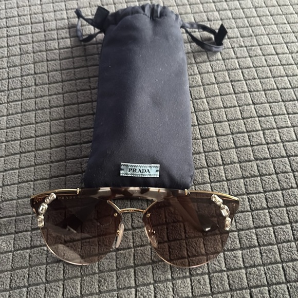 Prada sunglasses - Picture 6 of 8